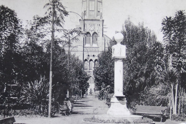 Homenageando a cidade, que aniversaria nesta segunda, destacamos hoje esta cola-boração do leitor e amigo Marcos Antônio Junqueira (Ótica A Principal). A foto é do ano de 1940 e mostra a fachada da igreja matriz, hoje Catedral de Nossa Senhora da Conceiçã